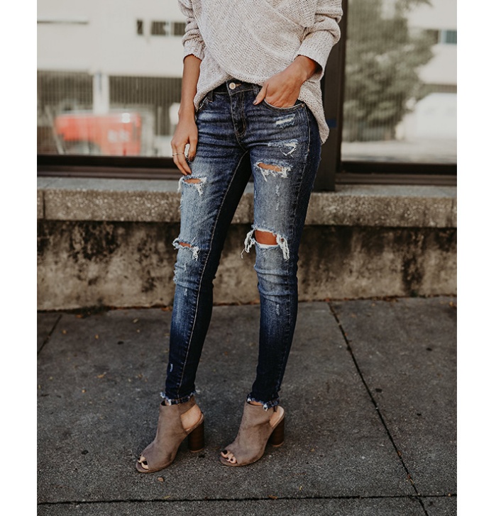 Women’s jeans, pierced feet, mid-rise jeans