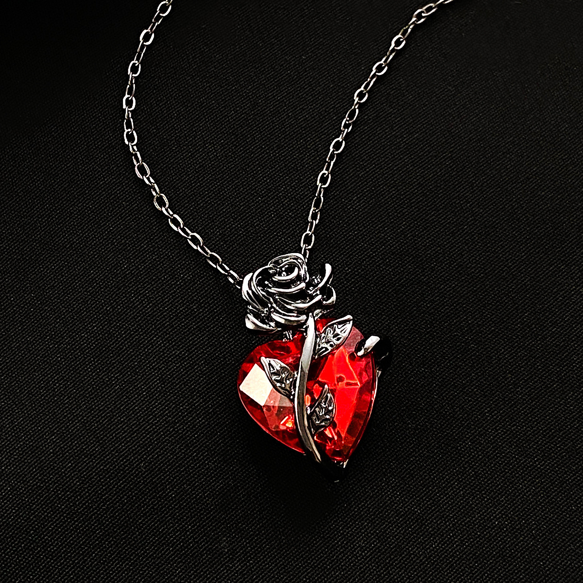 Punk Rose Love Necklace Fashion Personality Heart-shaped Clavicle Chain Pendant Necklace For Valentine’s Day